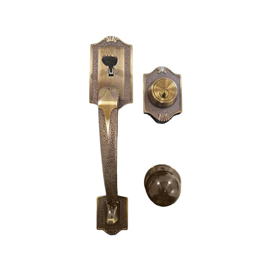 Cerradura de puerta principal colonial con manija larga y cerrojo de seguridad, acabado en bronce antiguo y detalles grabados.