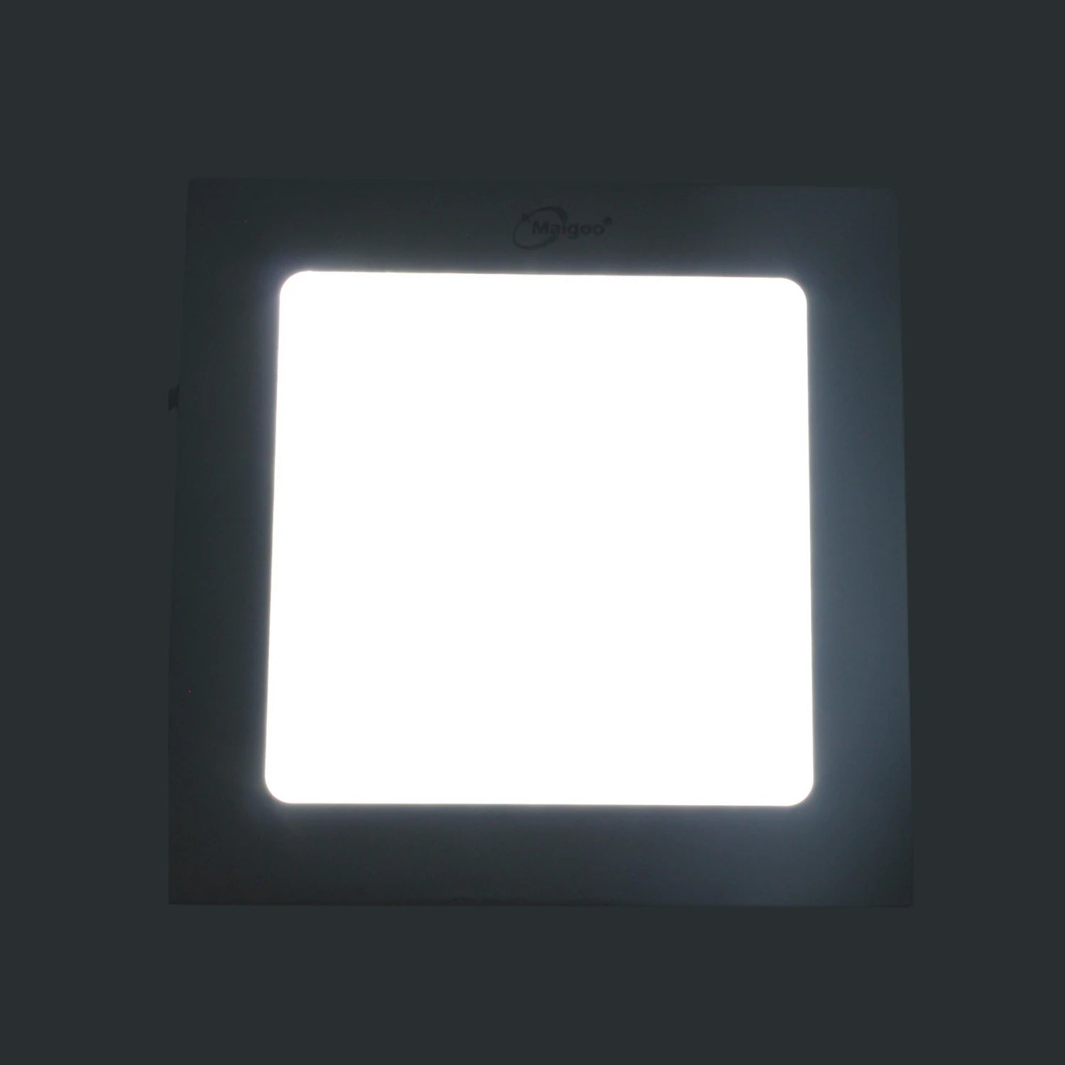 Lámpara panel LED Maigoo cuadrada 9W empotrable encendida con luz blanca brillante