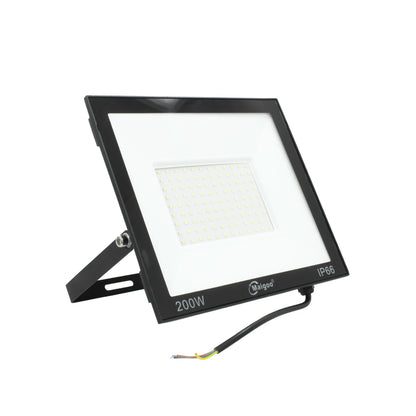 Reflector LED Maigoo negro 200W IP66 para exterior, luz blanca brillante con soporte ajustable.
