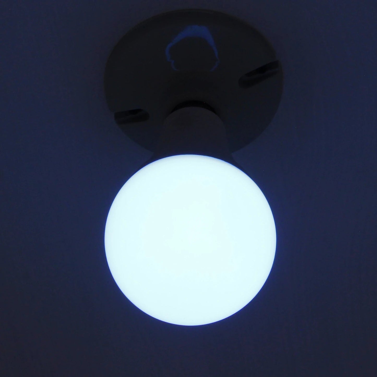 Foco LED blanco redondo encendido en base de techo, luz brillante para iluminación interior, bajo consumo.