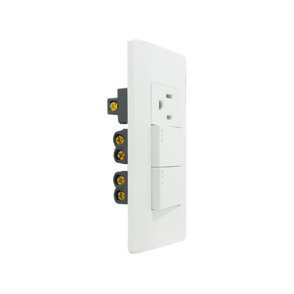Placa de pared blanca con un contacto eléctrico y dos apagadores de luz, uso residencial.