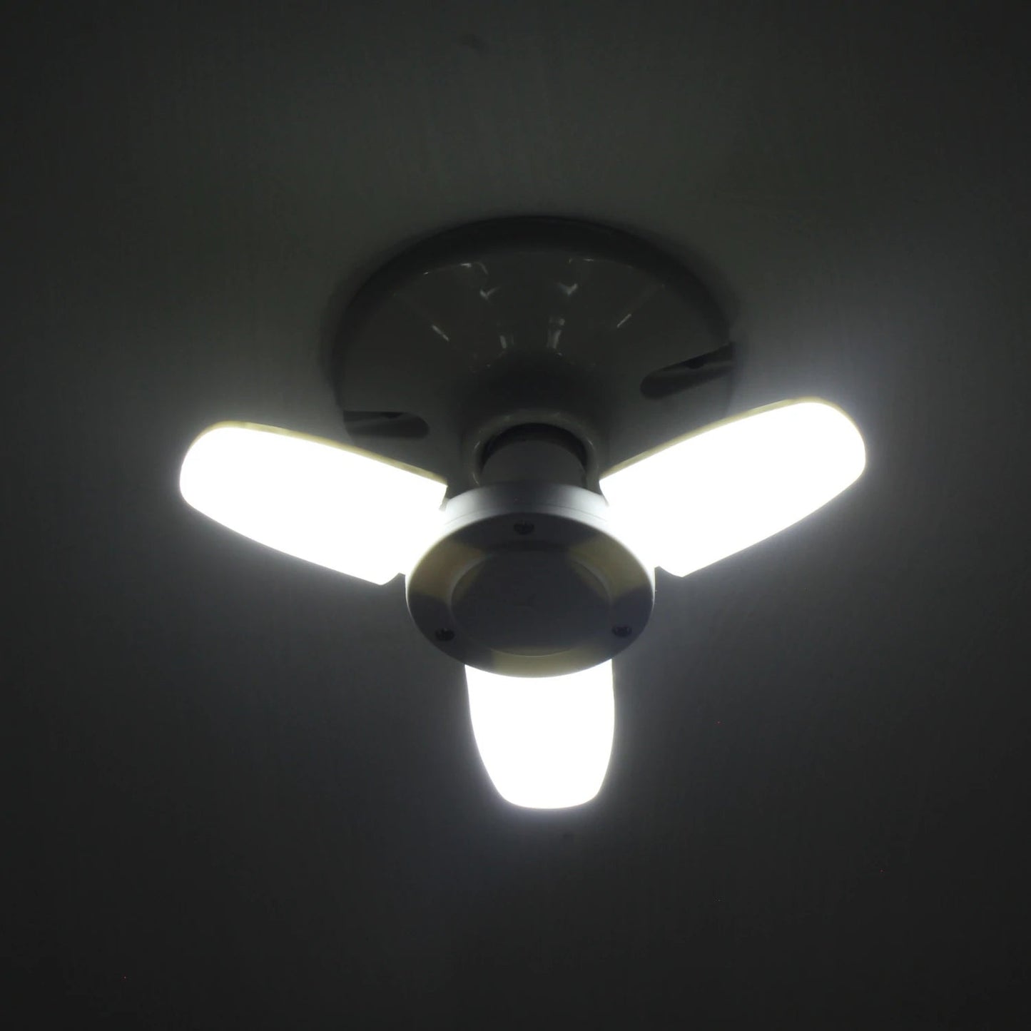 Lámpara LED de techo tipo ventilador con 3 palas blancas, luz brillante 24W, base gris para interiores.