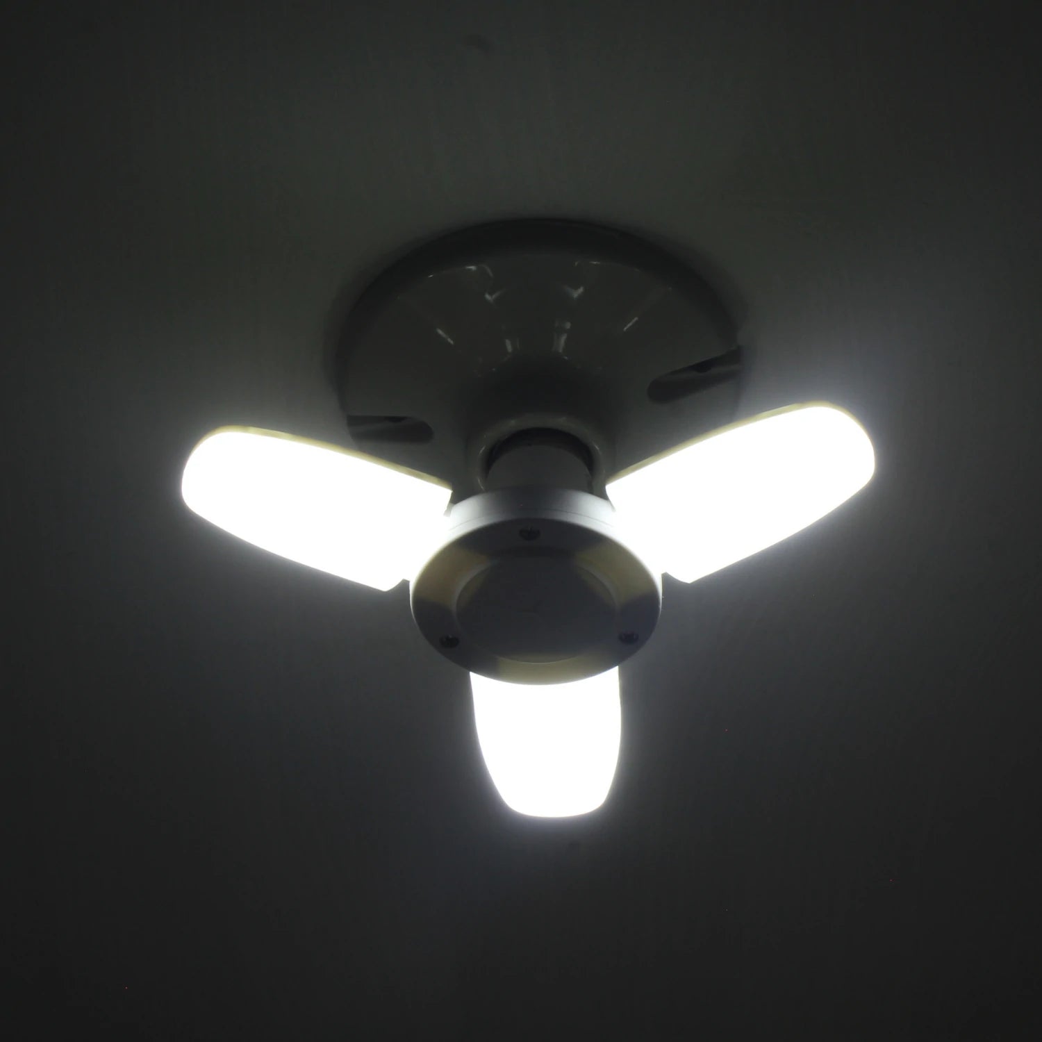 Lámpara LED de techo tipo ventilador con 3 palas blancas, luz brillante 24W, base gris para interiores.