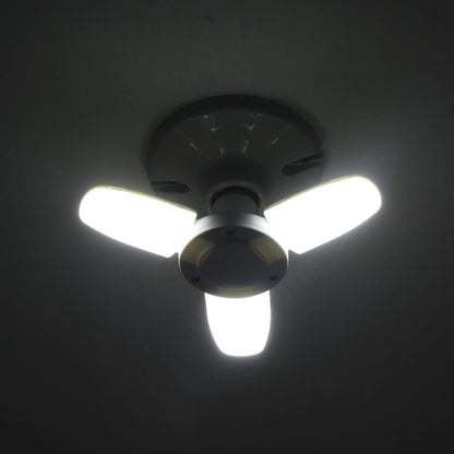 Lámpara LED de techo tipo ventilador con 3 palas blancas, luz brillante 24W, base gris para interiores.