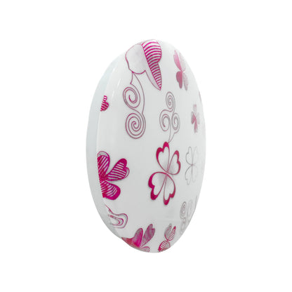 Plafón decorativo redondo blanco con diseños de tréboles y espirales rosas para iluminación de interiores.