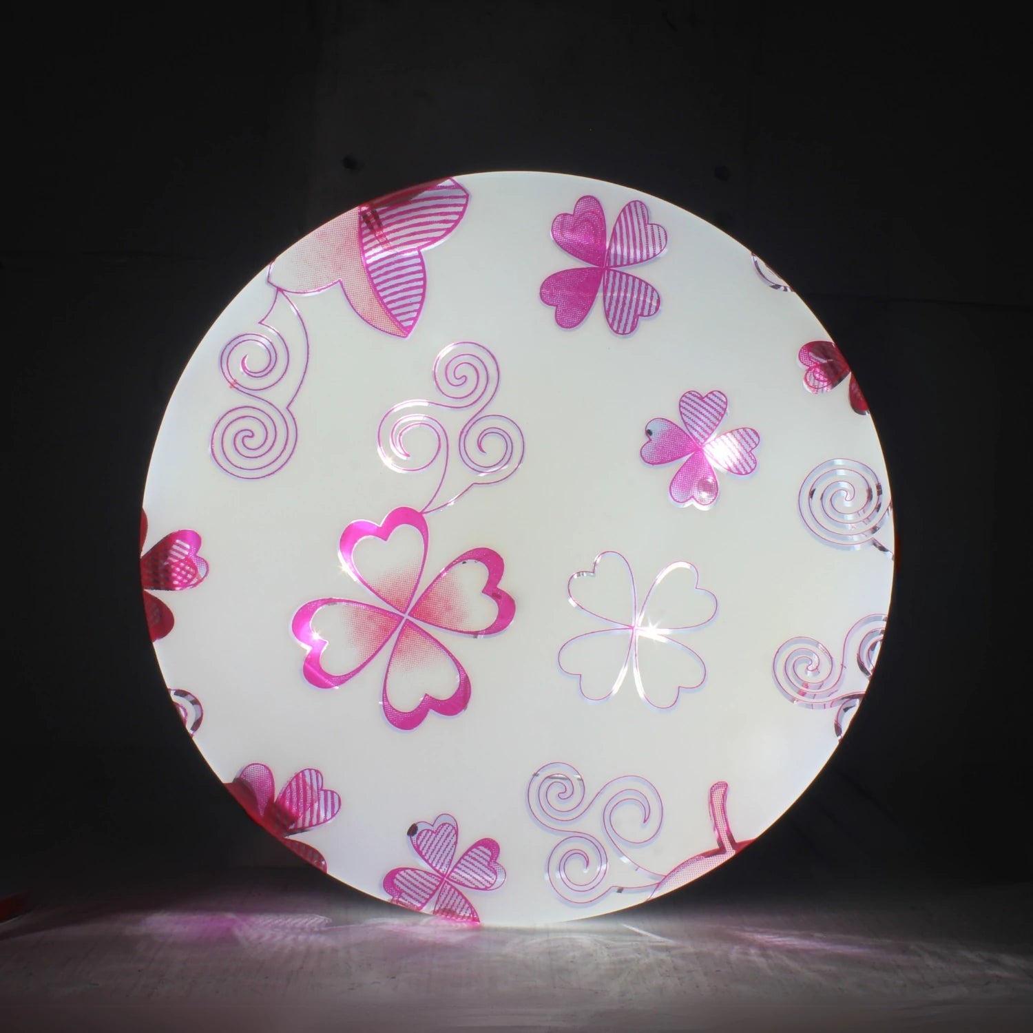 Lámpara redonda de sobreponer para techo con diseño de tréboles rosas brillantes y espirales.