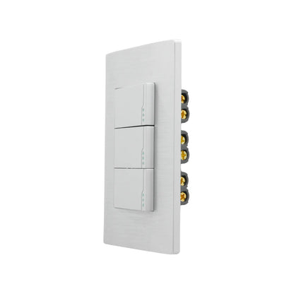 Placa triple de interruptores de 3 vías para escalera, acabado metálico plata cepillado con teclas blancas y luces.