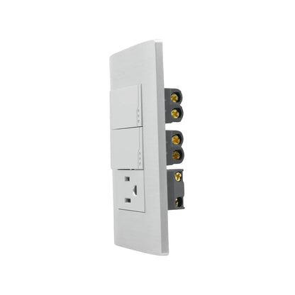 Placa eléctrica con 2 apagadores blancos y 1 contacto polarizado, acabado plateado cepillado, con terminales visibles.