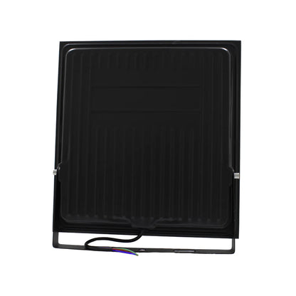 Foco LED exterior negro con disipador de calor integrado, soporte ajustable y cable de conexión de tres hilos.