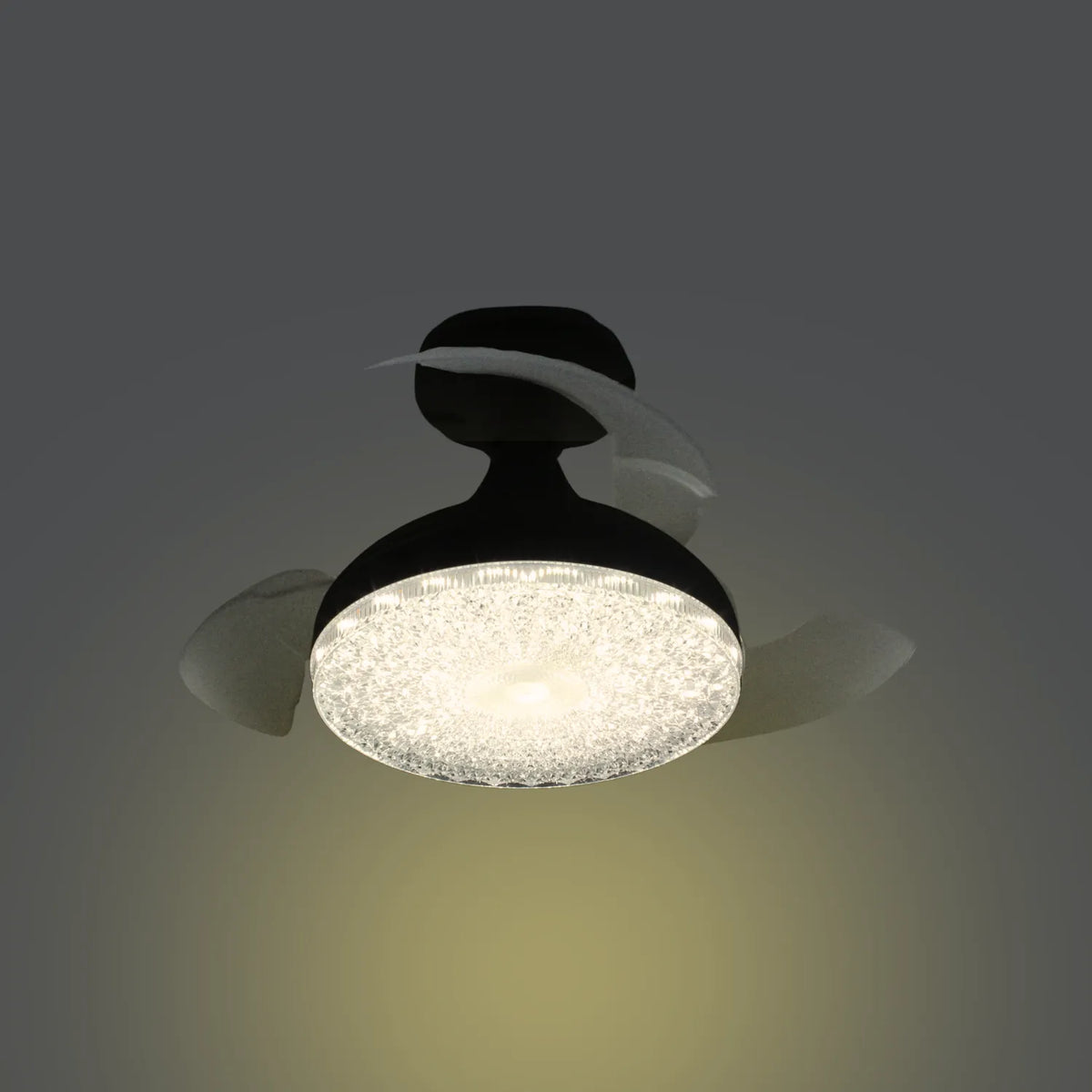 Ventilador de techo retráctil negro con plafón LED efecto cristal y aspas plegables para interiores modernos.