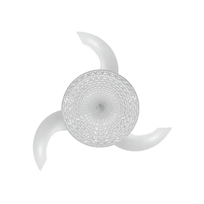 Ventilador de techo con luz tres aspas curvas blancas y plafón decorativo transparente de diseño moderno.