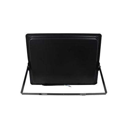Proyector LED exterior negro con soporte metálico ajustable y cables de conexión, vista posterior.