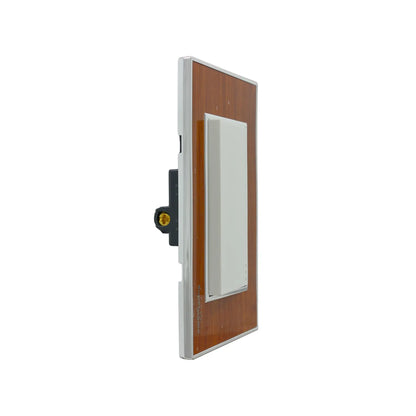 Interruptor de luz con placa decorativa acabado madera y tecla blanca rectangular, diseño moderno para interiores.
