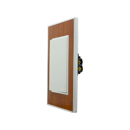 Interruptor de luz sencillo con placa acabado madera y marco plateado, tecla blanca moderna para instalaciones de pared