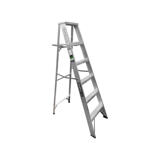 Escalera de tijera Escalumex de aluminio plateado con 5 peldaños, estructura plegable y base antideslizante.