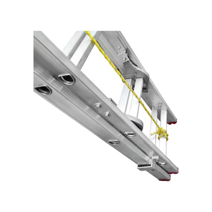 Escalera de extensión de aluminio, mecanismo de bloqueo, sistema de polea y cuerda amarilla.