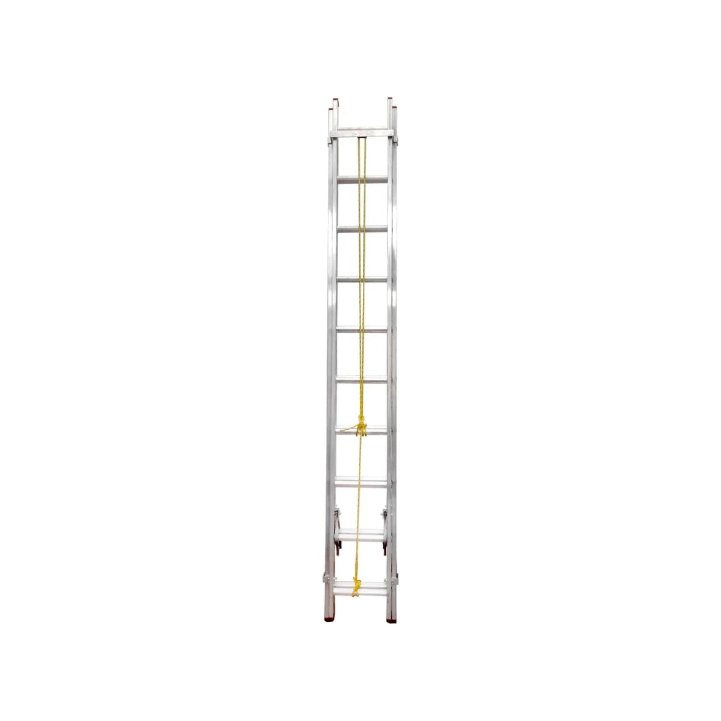 Escalera de extensión de aluminio plateada para trabajos en altura, con sistema de cuerda de seguridad y múltiples peldaños.
