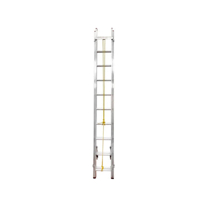Escalera de extensión de aluminio plateada para trabajos en altura, con sistema de cuerda de seguridad y múltiples peldaños.