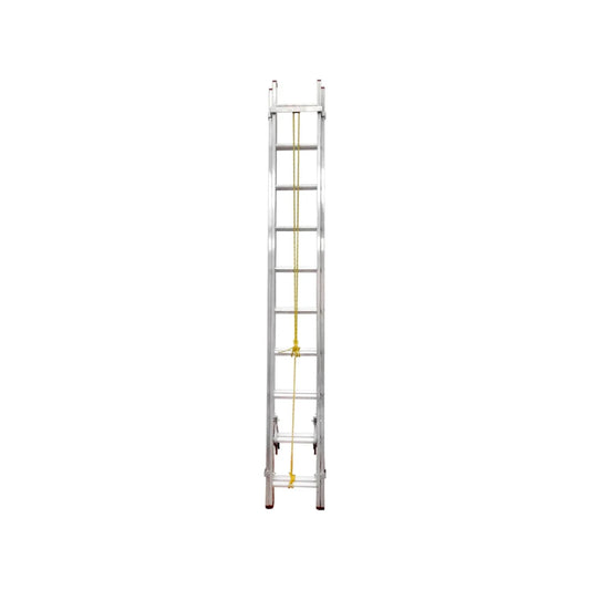 Escalera de extensión de aluminio plateada para trabajos en altura, con sistema de cuerda de seguridad y múltiples peldaños.