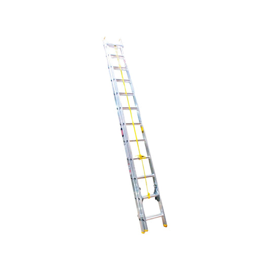 Escalera de extensión larga de aluminio plateado con mecanismo de cuerda amarilla, para trabajos en altura.