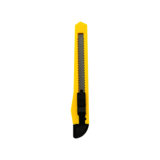 Cúter amarillo y negro con hoja dentada retráctil, herramienta de corte para uso en ferretería.