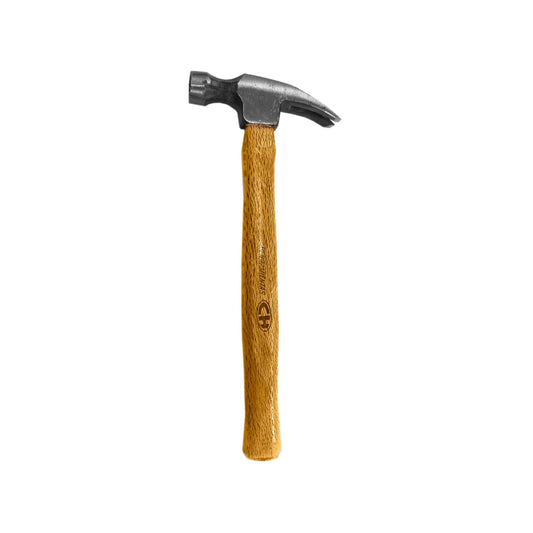 Martillo de uña marca CH con mango de madera resistente para trabajos de carpintería y construcción profesional.