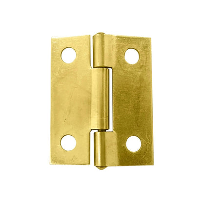 Bisagra de latón brillante con cuatro orificios para fijación, ideal para puertas pequeñas y muebles de madera.