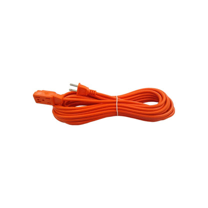 Extensión eléctrica naranja enrollada, cable de uso rudo con enchufe macho y tomacorriente triple.