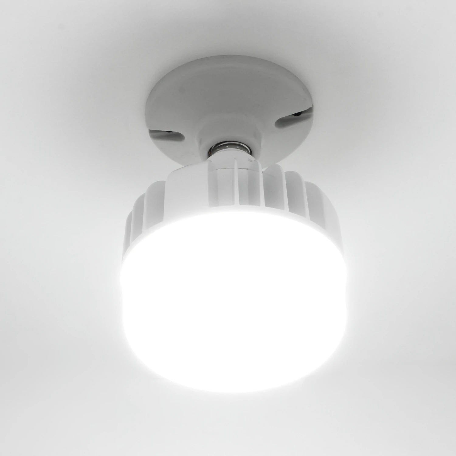 Foco LED 70W multivoltaje luz blanca fría, montado en techo. Iluminación potente para ferreterías.