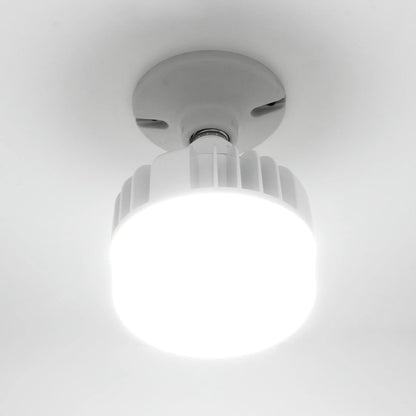 Foco LED 70W multivoltaje luz blanca fría, montado en techo. Iluminación potente para ferreterías.