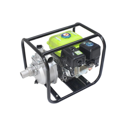 Motobomba de gasolina portátil con tanque de combustible verde, bomba de agua plateada y bastidor de protección negro.