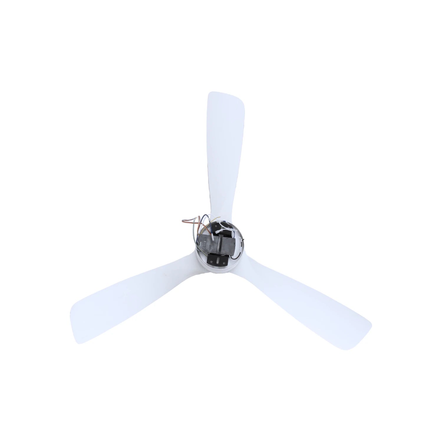 Ventilador de techo blanco con 3 aspas, mostrando el motor central y cableado. Ideal para refrigeración.