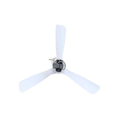 Ventilador de techo blanco con 3 aspas, mostrando el motor central y cableado. Ideal para refrigeración.