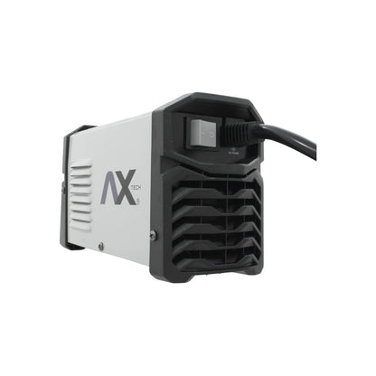 Soldadora inversora AX Tech blanca y negra con switch de encendido y voltaje dual 110/220V para trabajos profesionales.