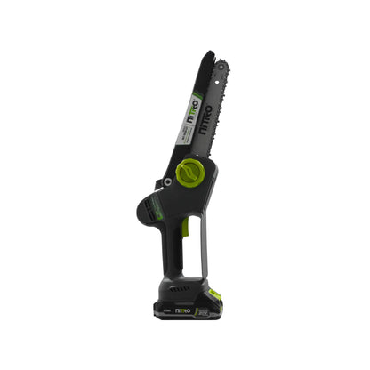 Mini motosierra inalámbrica Nitro 20V con batería de litio para poda y jardinería en color negro y verde.