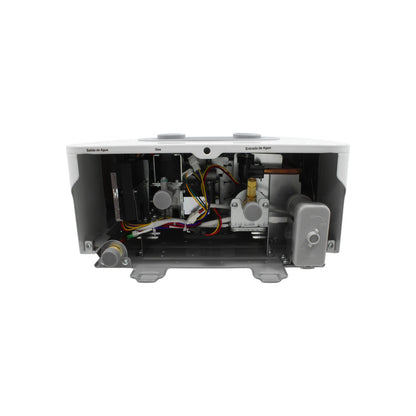 Vista interna de boiler de gas instantáneo. Muestra conexiones de agua, gas, válvulas y cableado para instalación.