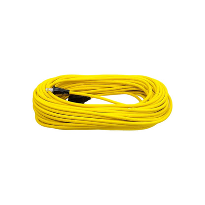 Cable de extensión eléctrico amarillo enrollado, uso rudo, ideal para exteriores o taller.