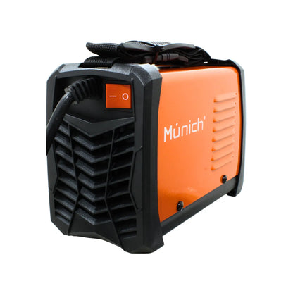 Soldadora inversora compacta Múnich 130A, naranja y negra, con correa para transporte y ventilación.