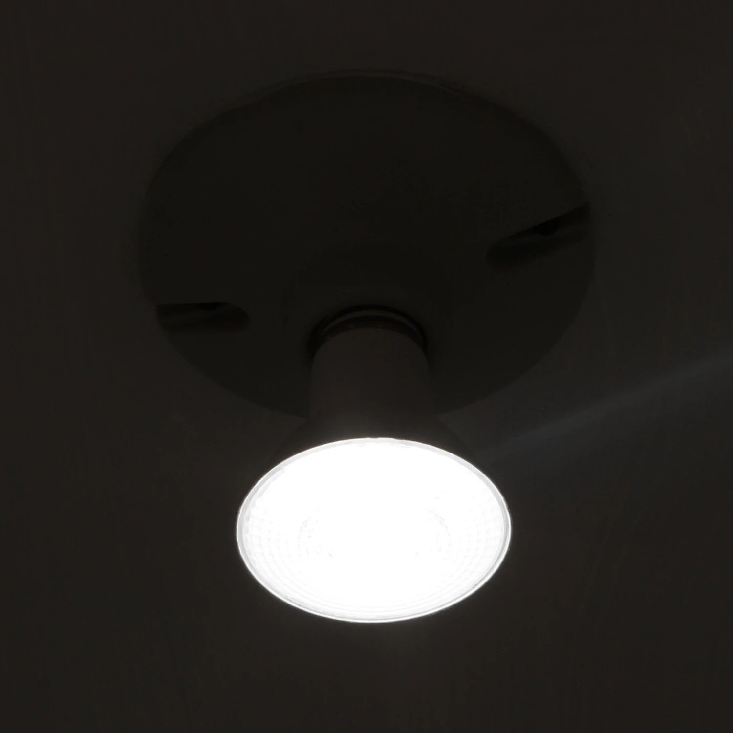 Lámpara LED 45W luz fría brillante, montada en plafón de techo oscuro