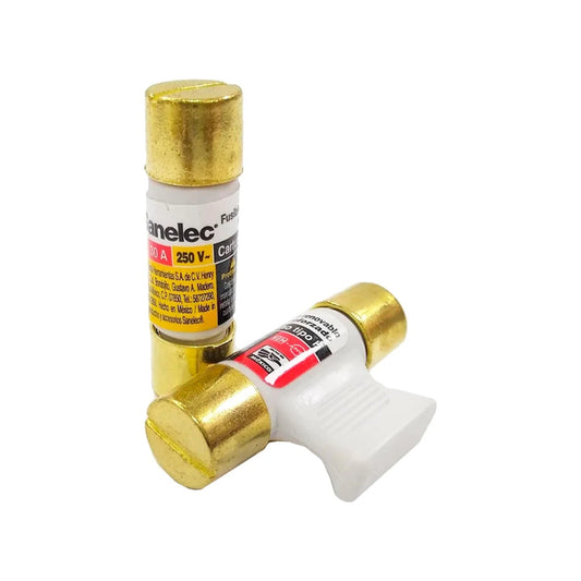 Dos fusibles Sanelec 30A 250V tipo cartucho blancos con tapas doradas, uno con agarradera para extracción.