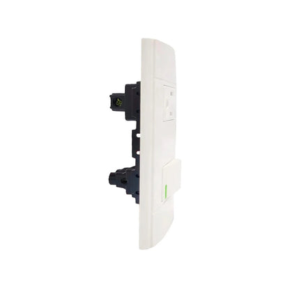 Placa de ferretería blanca con interruptor de luz y tomacorriente para instalaciones eléctricas