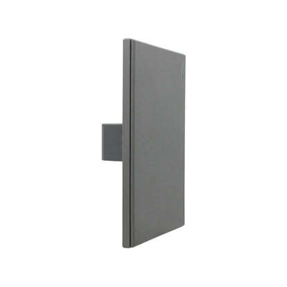 Interruptor de luz minimalista gris antracita con indicador LED verde para instalaciones eléctricas modernas