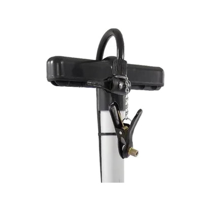 Bomba de mano negra para inflar con mango ergonómico curvo y conector de válvula de abrazadera.