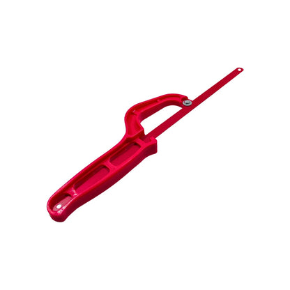 Arco de segueta manual rojo con mango de plástico ergonómico, herramienta para cortes finos y precisos.
