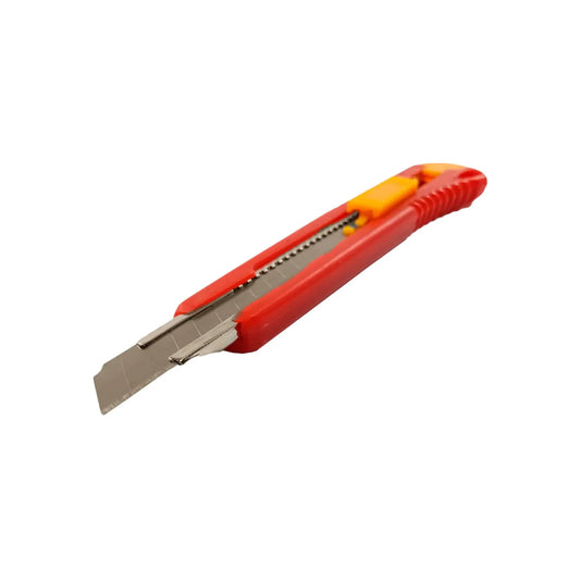 Cúter con hoja segmentada retráctil, cuerpo rojo y guía de metal para cortes precisos